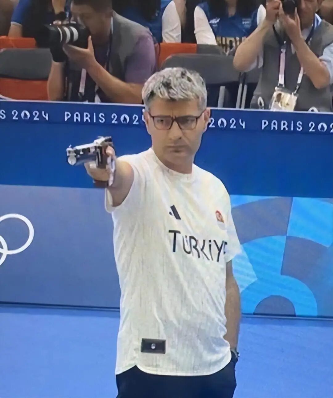 土耳其大叔不戴護具單手插兜射擊摘銀