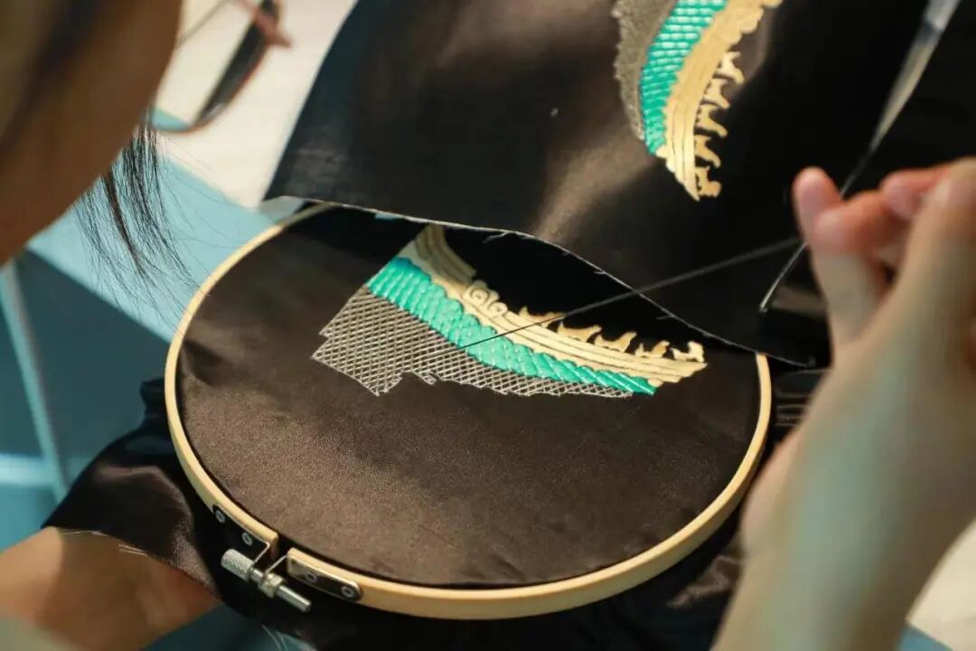 簪花学位帽，火了！