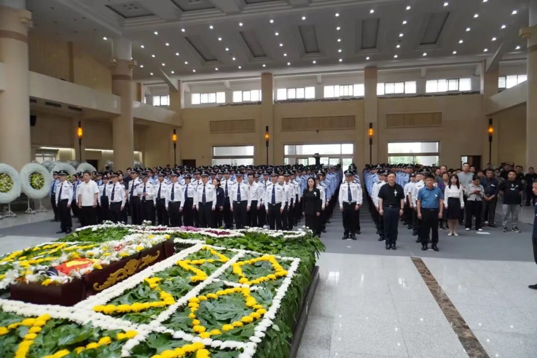 数百人含泪送别英雄邱建军，女儿轻拭父亲遗像
