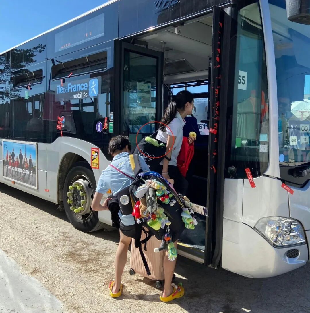 陈若琳包里塞着全红婵的小乌龟，网友：你就宠她吧