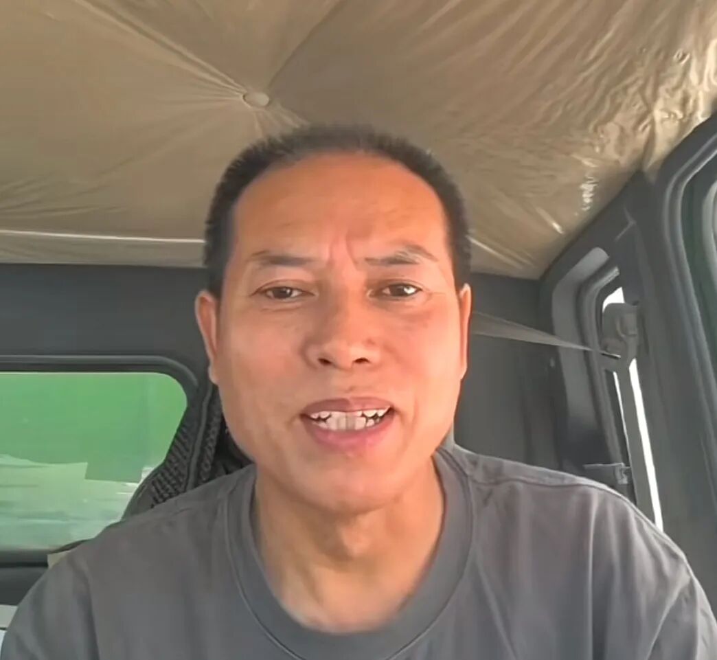 “货车撞劳斯莱斯”被质疑摆拍！两人被扒去年曾同框，女方粉丝已破百万