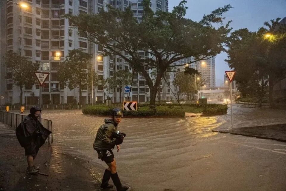 香港网友称高楼摇晃如坐船