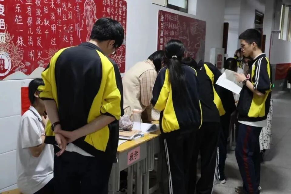 重庆一学校全体高三老师走廊“摆摊”辅导，校方：已持续三年