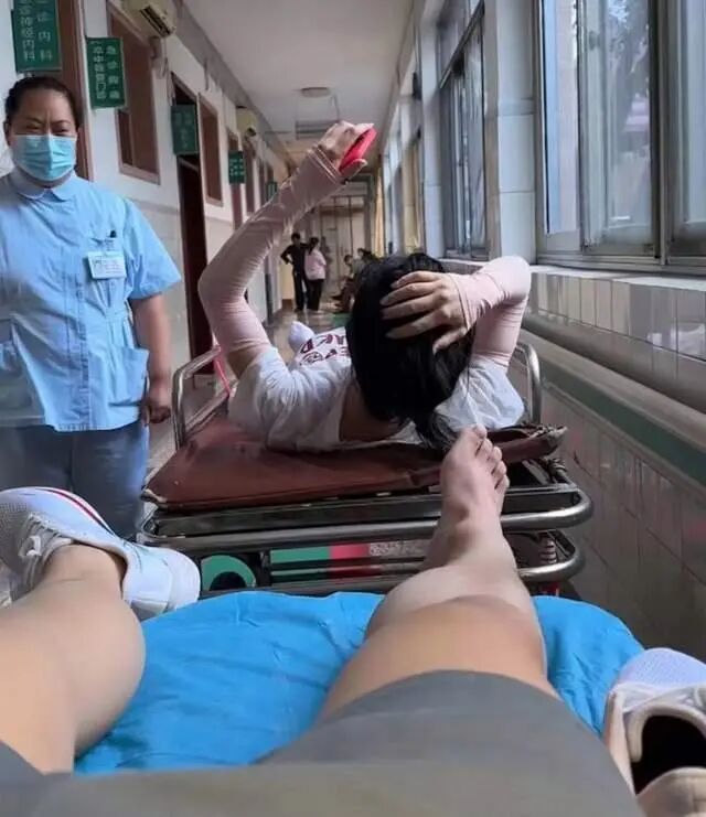 知名综艺《快乐向前冲》录制现场突发意外，有参赛者摔骨折