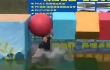 知名综艺《快乐向前冲》录制现场突发意外，有参赛者摔骨折