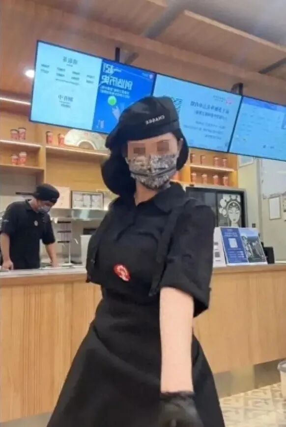 网红穿霸王茶姬工服热舞被指擦边 霸王茶姬：穿工服跳舞女子不是员工
