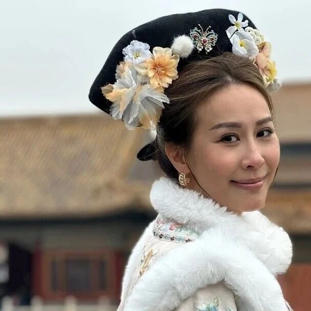 曹敏莉到北京旅行 故宫前留倩影