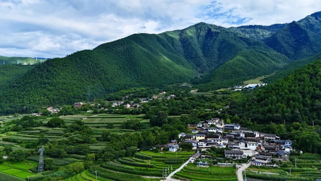 维西傈僳族自治县塔城镇启别村一角。贡秋次仁摄.jpg