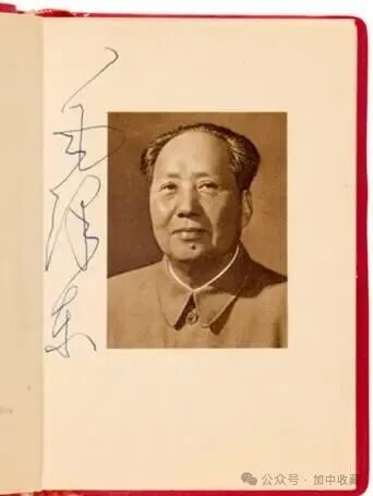 人的照片上写着字的纸 AI 生成的内容可能不正确。