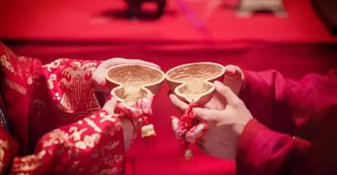 “合卺之欢”正确读音为hé jǐn，指新婚夫妇共饮交杯酒的喜悦时刻，象征婚姻美满。