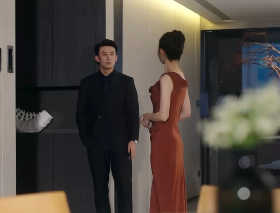 郭宇欣帮刘萧旭整理衣服