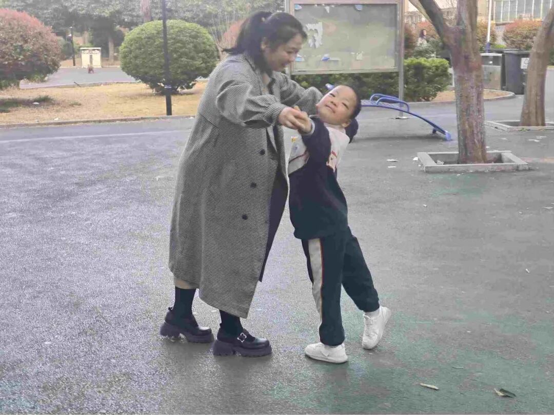 s型拉勾怎么拿【平幼·关注】亲子游戏——《拉拉勾》_https://www.jmylbn.com_新闻资讯_第5张