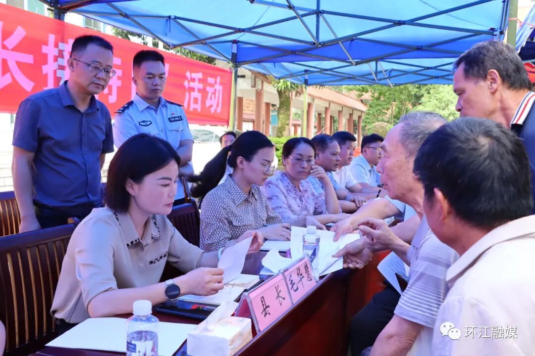 环江县长接待日活动在大才乡举行