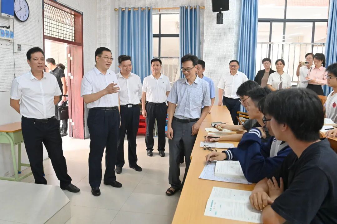 蔡锦军检查合浦县高考备考工作