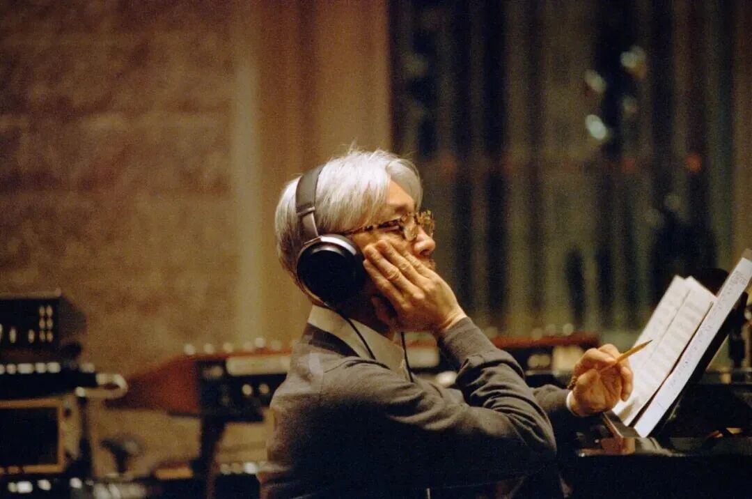 坂本龙一自幼学习钢琴,但一直觉得自己未必要做与音乐相关的事.
