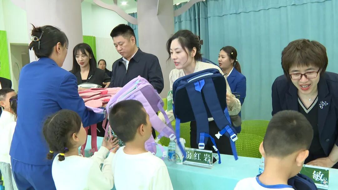 孙吴县领导开展"六一"国际儿童节慰问活动