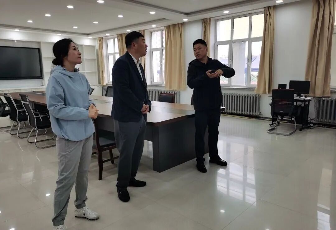 在第一中学考点,刘淼群实地察看了考点考场布置,考务