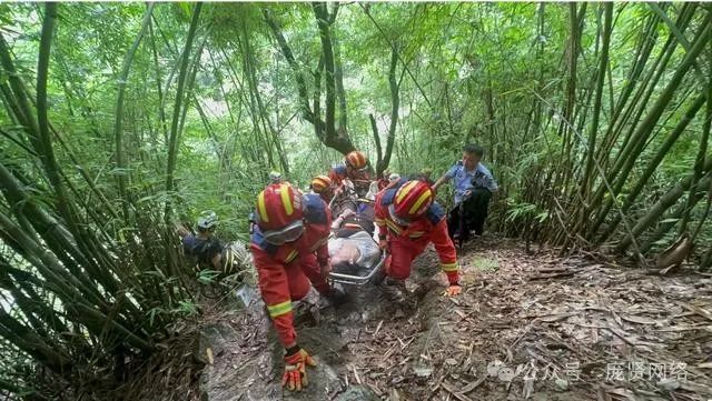 情侣打卡网红瀑布不慎坠崖