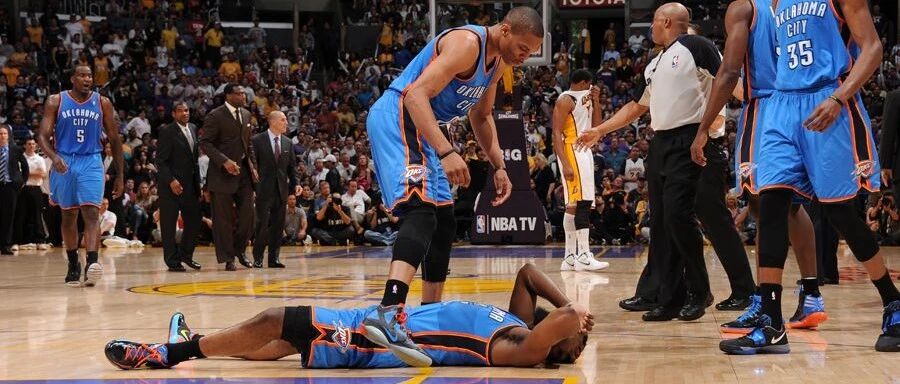 当年阿泰为何肘击哈登，他最后受到什么处罚？