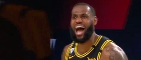 决胜时刻，詹姆斯24秒压哨中投终结火箭，詹皇开心大笑疯狂庆祝