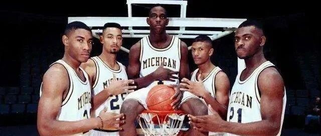 唯一一位和三位中国球员做过队友的人，也是NBA第一位亿元先生