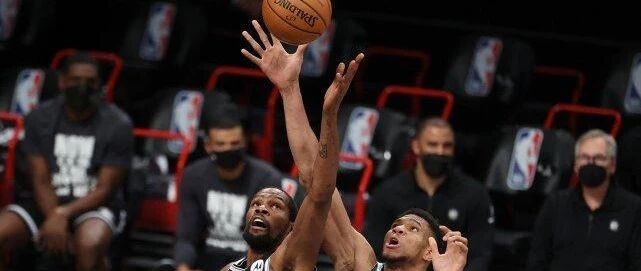 杜兰特30分对飚字母哥34分，两人曾交手10次，谁表现更好？