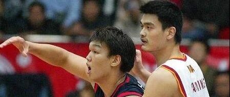 “宇宙第一中锋”河升镇遇到“亚洲第一中锋”姚明时，表现如何？