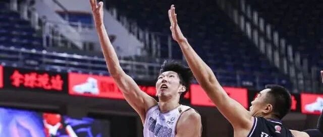 不甘！输球赛后，周琦在镜头前说出心声，郭艾伦不忘在伤口上撒盐