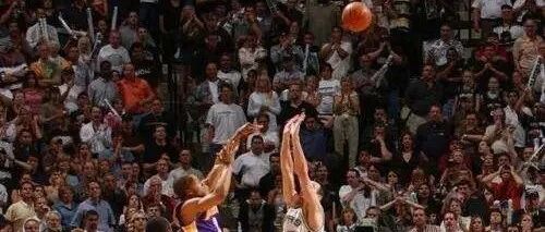 0.4秒绝杀马刺后，老鱼为何快速跑回更衣室，队友拉都拉不住？