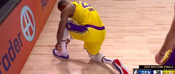 35岁詹姆斯身体有多强？90度崴脚毫发无伤，带队轰17-1