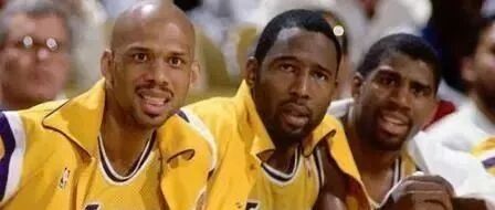 贾巴尔和魔术师不算抱团，为何杜兰特和库里、詹皇和韦德会被骂？