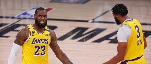 做湖人球员太难了，球队爆冷输给开拓者，两员大将被网络暴力包围