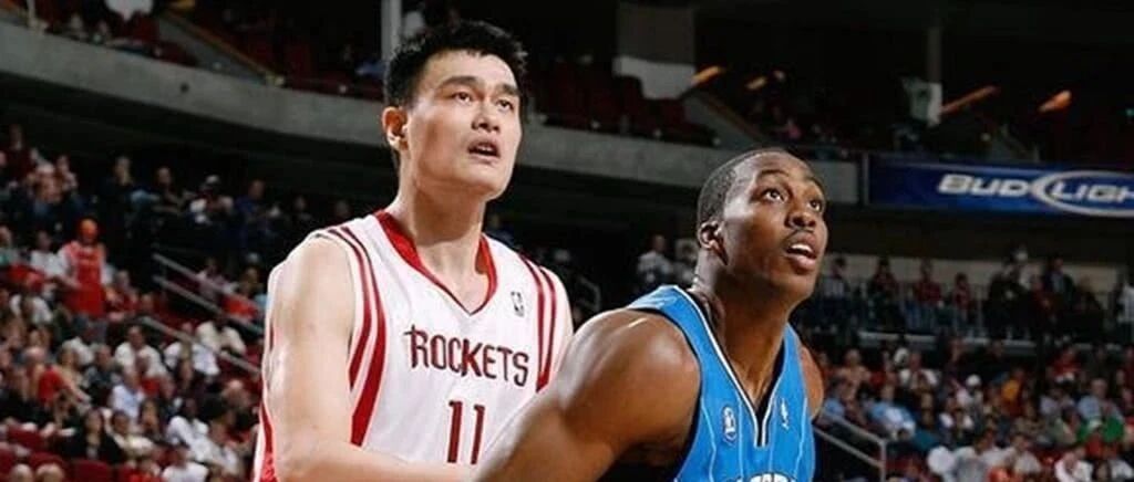 霍华德多次力压姚明入选最佳一阵，为何总有人说他被姚明打爆了？