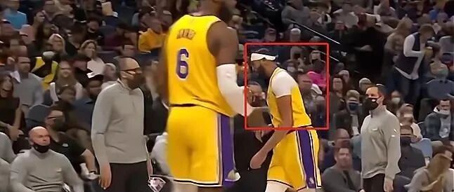 浓眉受伤后，詹姆斯的举动引发球迷质疑：直接走开！浓眉伤情出炉