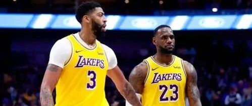 G1暗战重重？克劳德输球赌气欲推倒詹皇，浓眉仗义出手护大哥