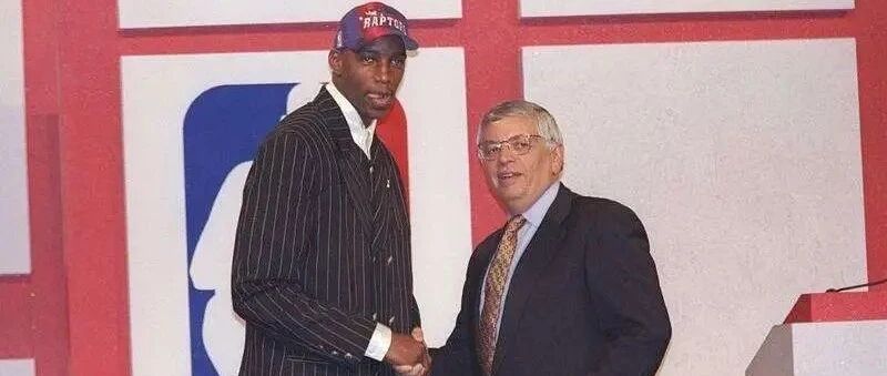 麦迪天赋这么好，为何选秀时只排在第九位，前三是哪些球员？