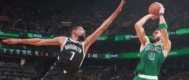 杜兰特总得分超过25000分，同届的易建联、孙悦各拿多少分？