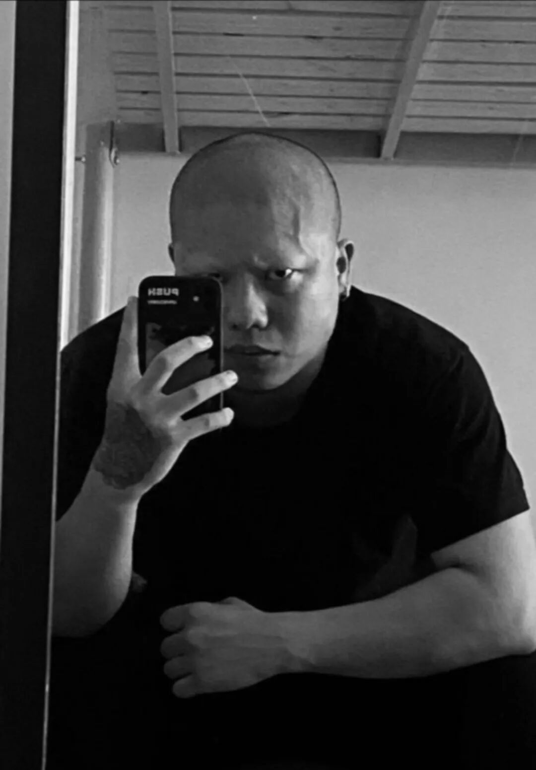 "把头像换成凶狠肌肉男聊天后