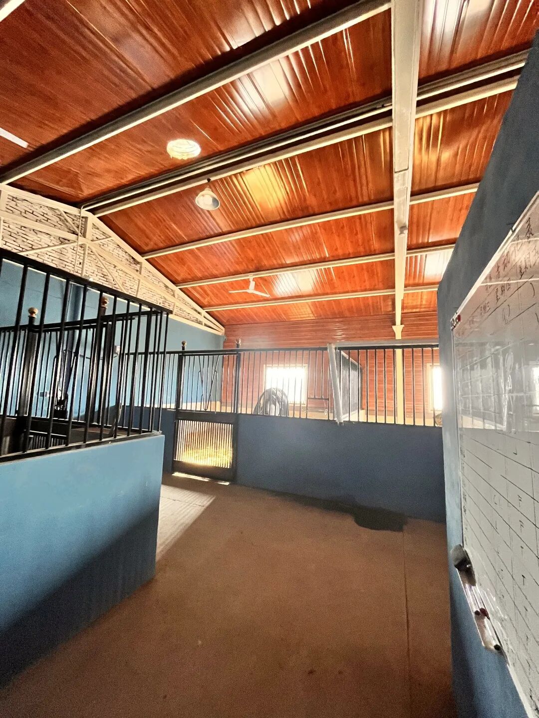 并且俱乐部会所配有专业马术用品超市,室内咖啡厅,露天咖啡厅(可观看