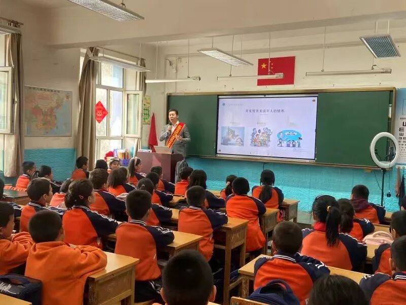 沙依巴克区4月2日,天山区人民法院邀请辖区内新疆实验中学,市第十三
