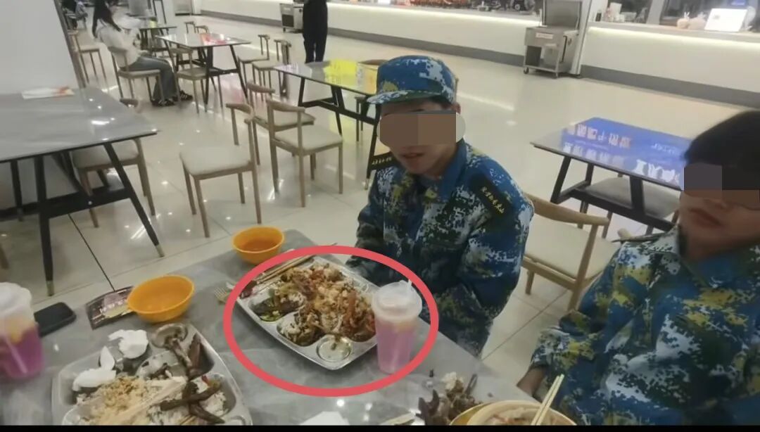 男生错把自选餐看成自助餐