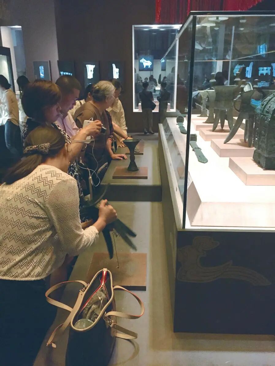 怒了!英国博物馆放任游客随意触摸中国文物!