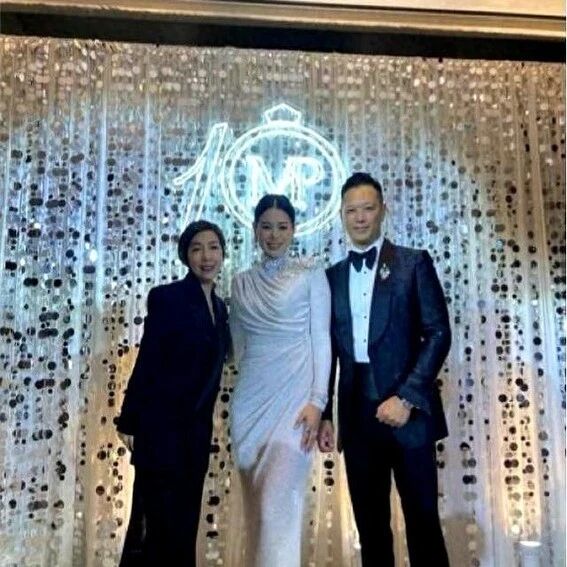 胡杏儿10周年婚宴,100瓶茅台香槟随便喝,只见庄思敏不见胡定欣