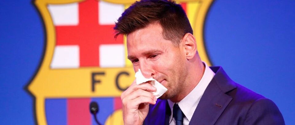 梅西赚了8.5亿，就该免费给巴萨踢球？