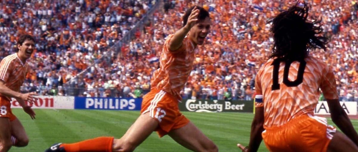 郁金香盛放时，范巴斯滕在禁区里起舞