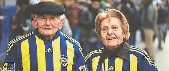 当爱情邂逅足球，他们的故事超越了生死