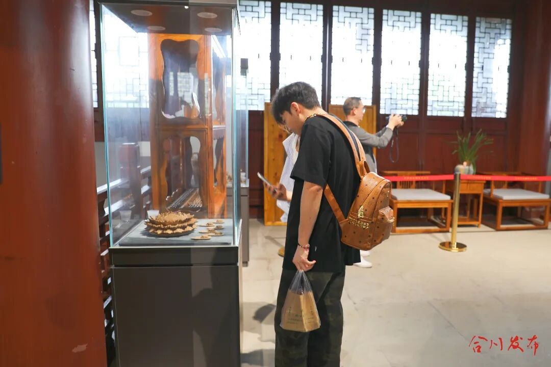 金丝楠木博物馆内，游客们近距离感受千年木韵的魅力1（用）.jpg