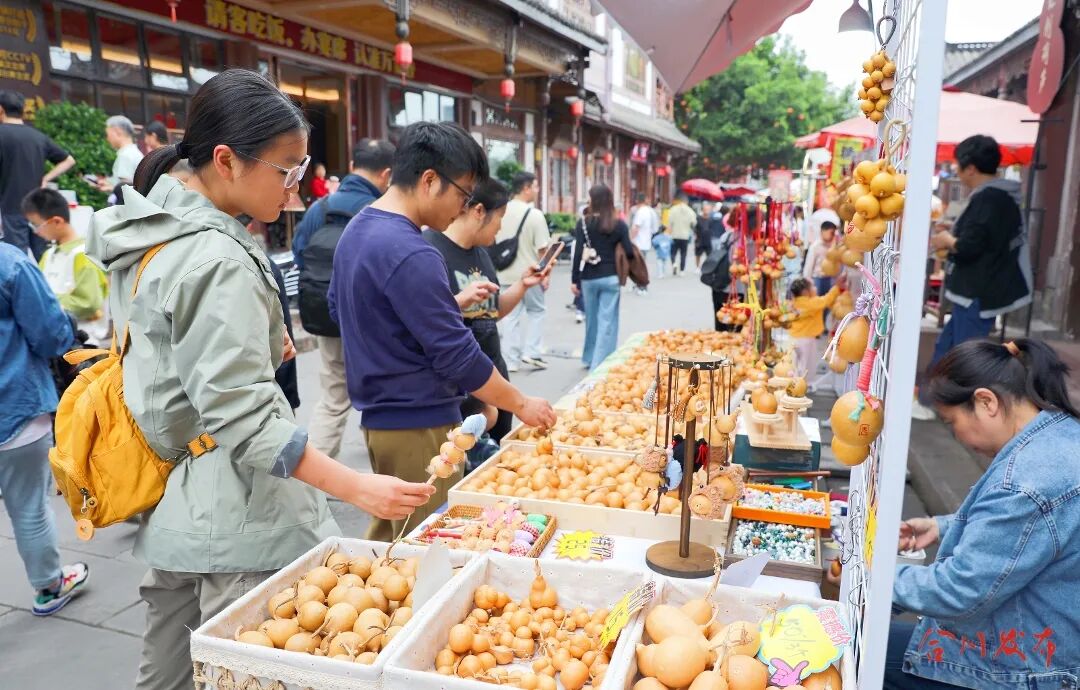 游客在商品前驻足（用‘）.jpg