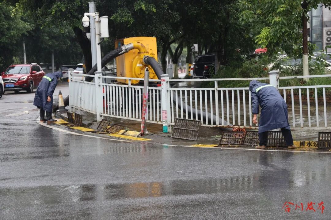工作人员正在检查雨篦子2(189253)-20260617214047.JPG