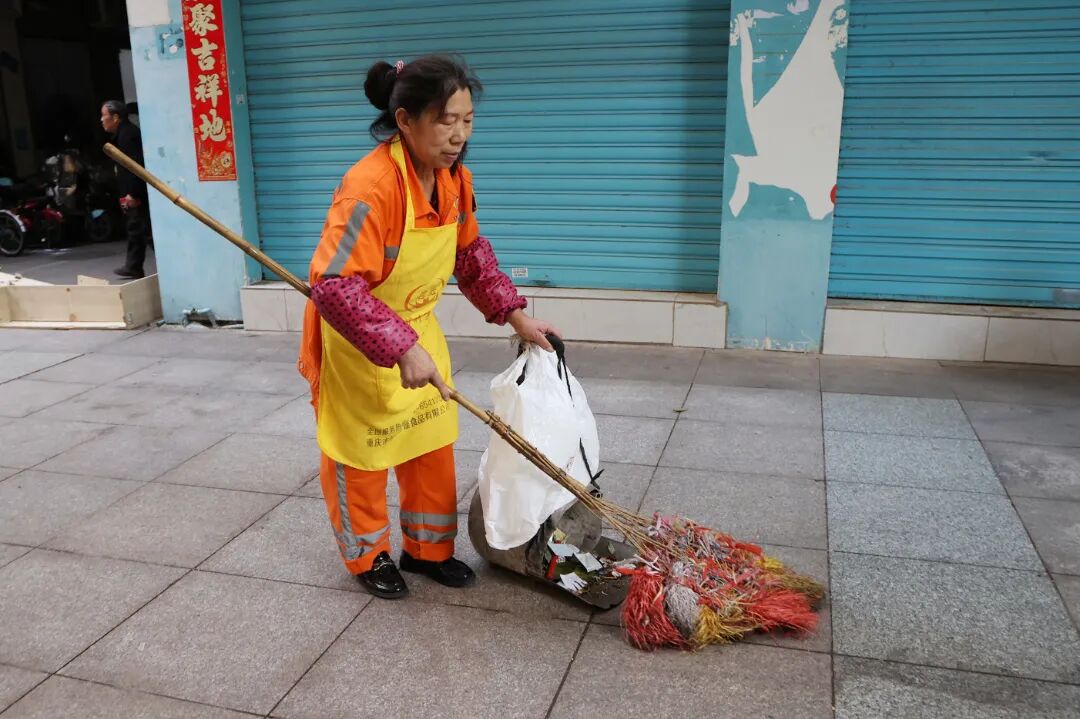 环卫工在久长路步行街清扫垃圾FH8A7495.JPG